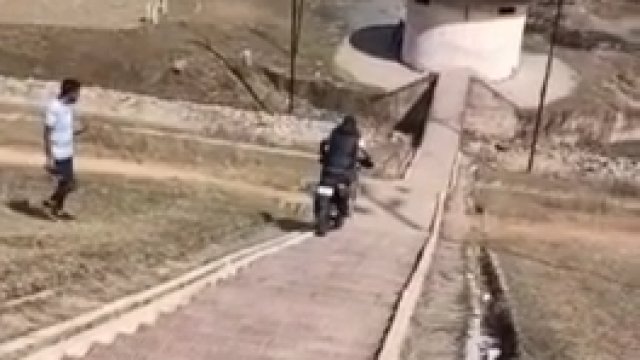 Motocyklista kontra strome schody
