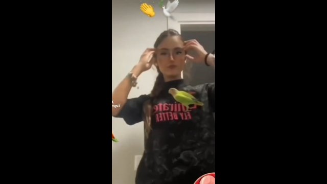 Dziewczyna uderzyła papugę podczas nagrywania tanecznego TikToka