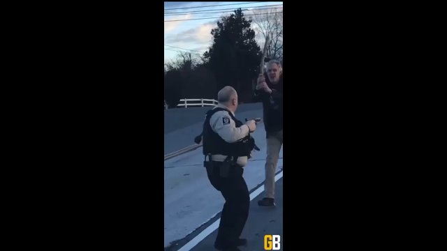 Mężczyzna atakuje policjanta, po czym zostaje unicestwiony