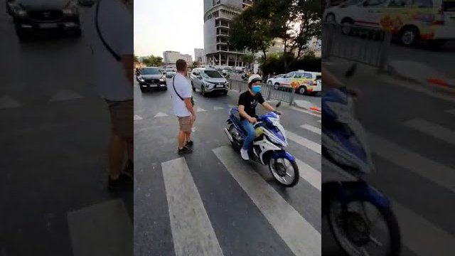 Jak przejść przez zatłoczoną ulicę w Wietnamie