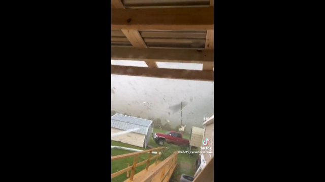 Mężczyzna nagrywa, jak jego dom zostaje zniszczony przez tornado