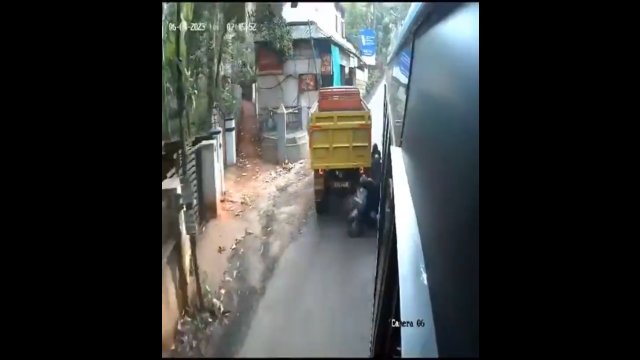 Mężczyźni na skuterze utknęli między autobusem a ciężarówką