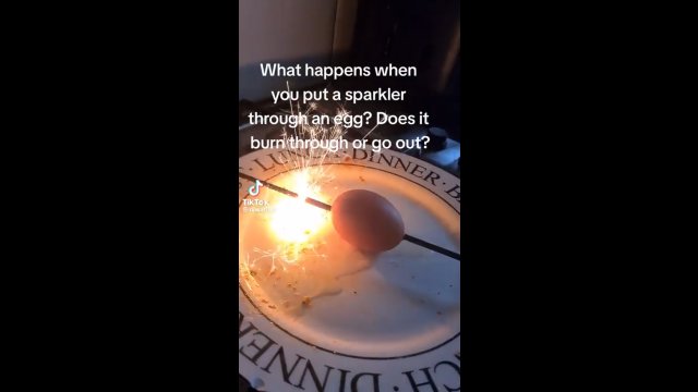 Co się stanie, jeśli włożysz zimne ognie do jajka?
