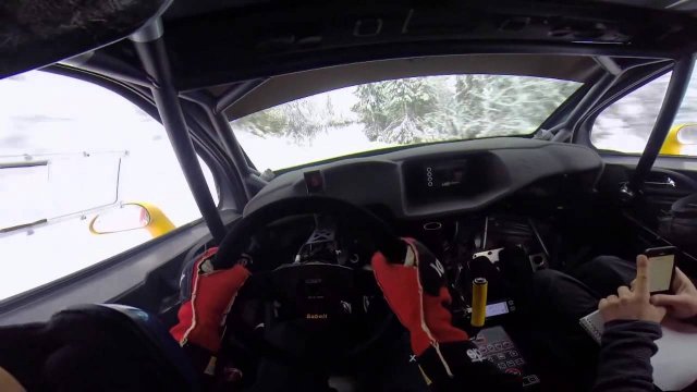 Kierowca rajdowy pokazuje co potrafi podczas zimowego wyścigu