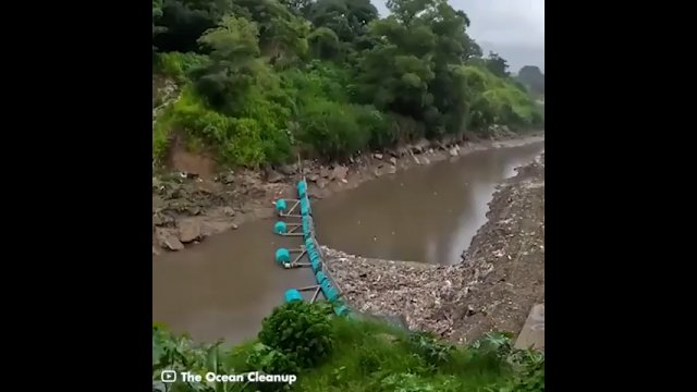 W ten sposób czyszczą rzeki, żeby uchronić oceany przed śmieciami [WIDEO]