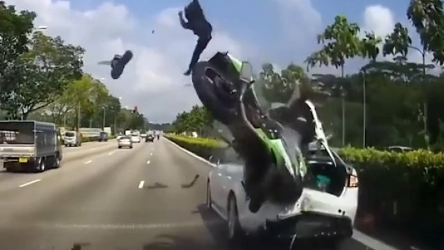Koszmarny wypadek. Motocyklista uderzył w samochód stojący na awaryjnych