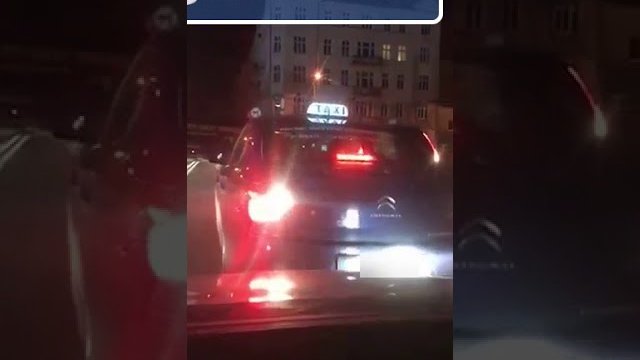 Jeden z taksówkarzy celowo uderza swoim samochodem w auto mieszkańca...