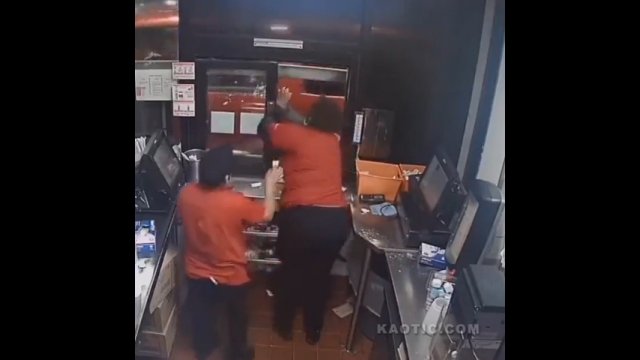 Wściekły pracownik sieci fast food oddaje strzały do klienta [WIDEO]
