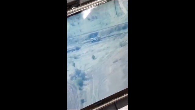 Nagranie z drona przedstawiające samoistne przewrócenie się rosyjskiego Kamaza Typhoon