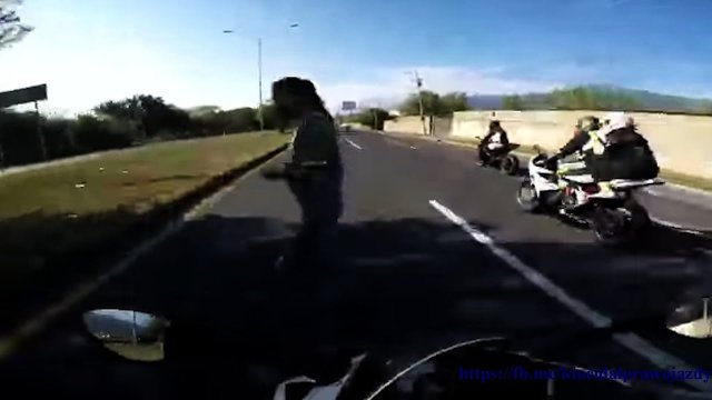 Szaleńczy rajd motocyklistów po miejskich drogach zakończony potrąceniem pieszej