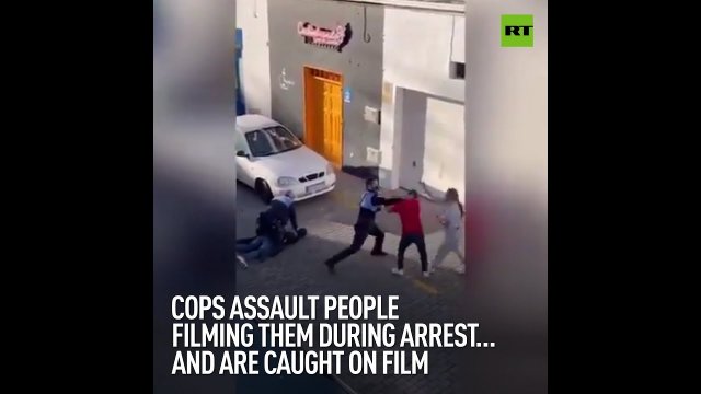 Hiszpańscy policjanci zaatakowali ludzi którzy ich nagrywali.