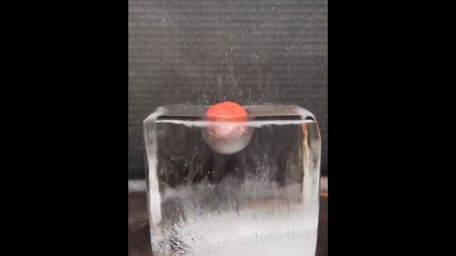 Lód kontra rozgrzana do czerwoności kula z aluminium i miedzi