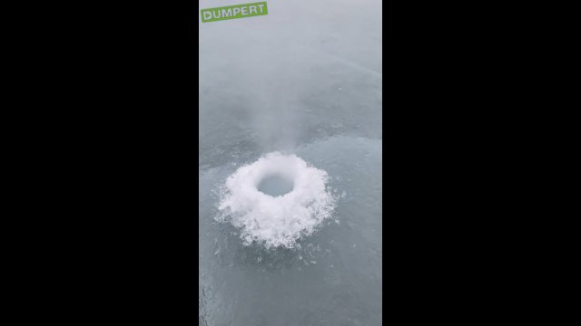 Na warstwie lodu pojawiły się dziury z których wydobywa się powietrze