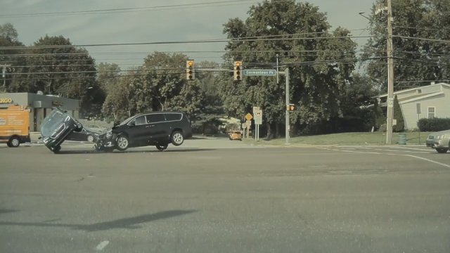 Kierowca ruszył na czerwonym świetle i doprowadził do wypadku