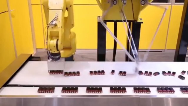 Dwa roboty doskonale ze sobą współpracują przy układaniu baterii