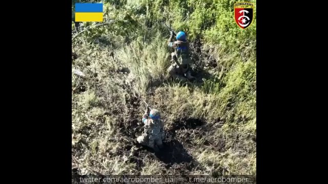 Widok z drona na siły rosyjskie, które przeprowadziły atak na rosyjskie okopy