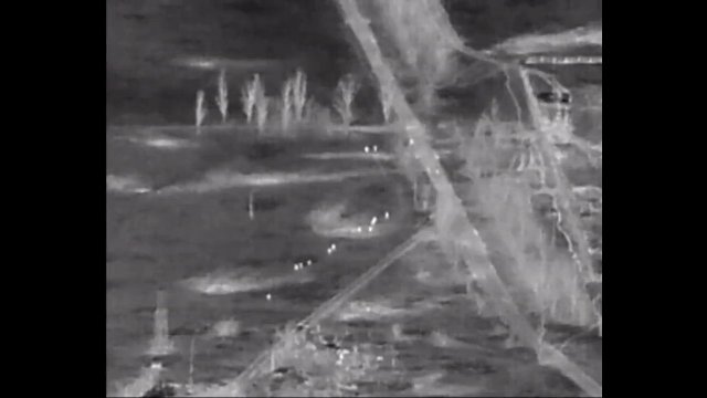 Nagranie termowizyjne z artylerii skorygowanej przez drona na rosyjskiej piechocie w Pawlijiwce