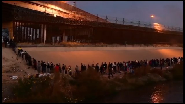 Setki migrantów przybywają do El Paso w Teksasie, aby dostać się do Stanów Zjednoczonych