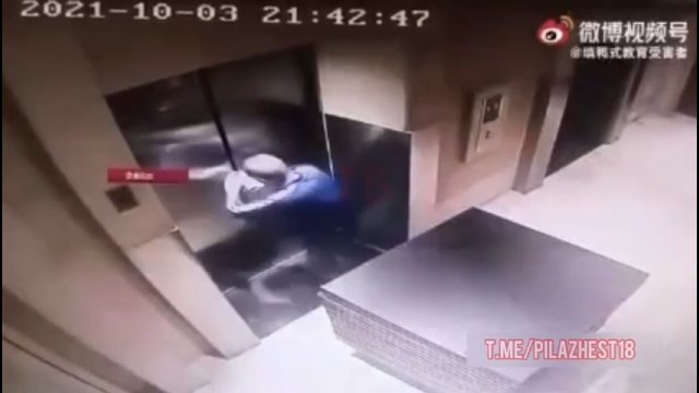 Mężczyzna przez swoją nieuwagę wpadł do szybu windy