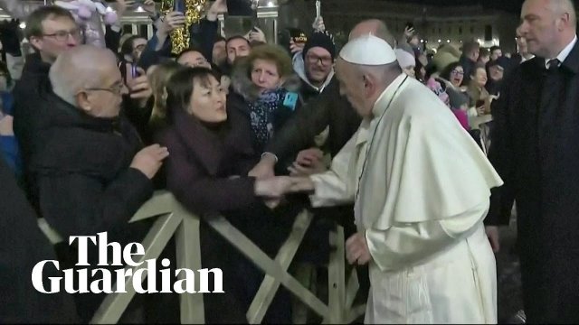 Kobieta przyciągnęła do siebie papieża. Franciszek musiał użyć siły, by się oswobodzić