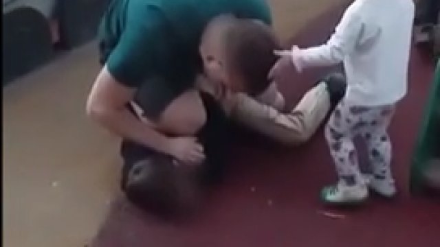 Typowe rosyjskie sposoby wychowania dzieci na placu zabaw z wykorzystaniem przemocy