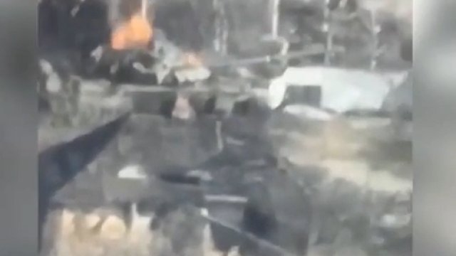 T-72 płonie, członek załogi ucieka po trafieniu Stugny-P