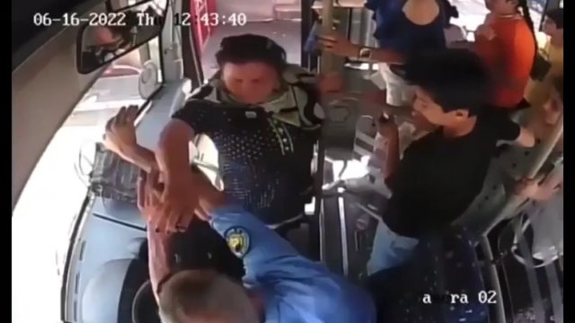 Kobieta zaatakowała kierowcę autobusu i została wykopana za drzwi