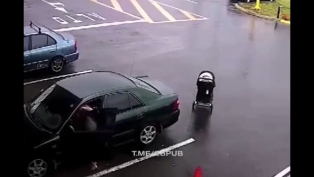 Kobieta zostawiła dziecko w wózku przed autem. Nie spodziewała się, że może on jej odjechać