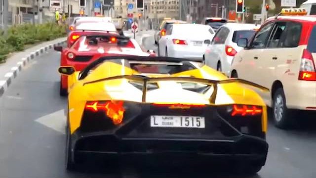 Lamborghini Aventador za 1.5 miliona złoty staje w ogniu na środku ulicy...