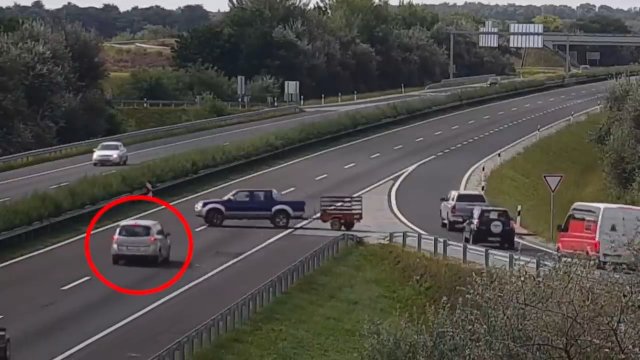 Wielka kraksa spowodowana przez kierowcę pickupa, który postanowił zawrócić na autostradzie