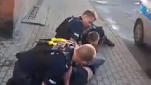Trzech policjantów obezwładniło mężczyznę. "Panowie, on pije piwo 0,0" Nagranie wywołało skandal