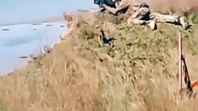 Armia ukraińska atakuje rosyjski pojazd przez Dniepr za pomocą ppk