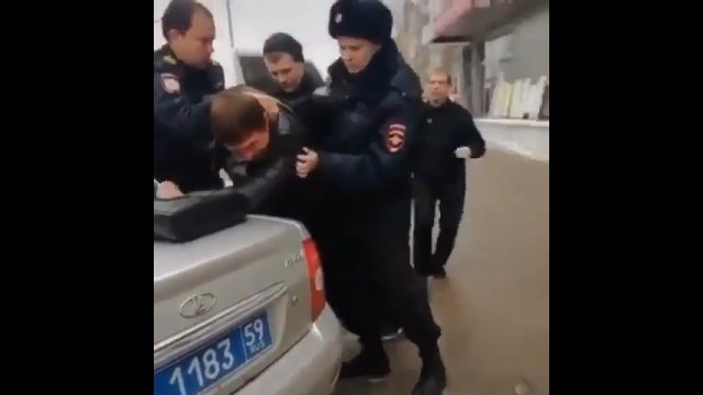 Zabawne zachowanie ochroniarza próbującego pomóc policji