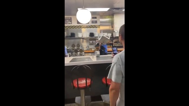 Dziewczyna pracująca w Fast Food złapała krzesło lecące w jej stronę