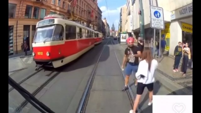 Kobieta stanęła na środku drogi i nie zorientowała się, że tuż za nią jedzie tramwaj