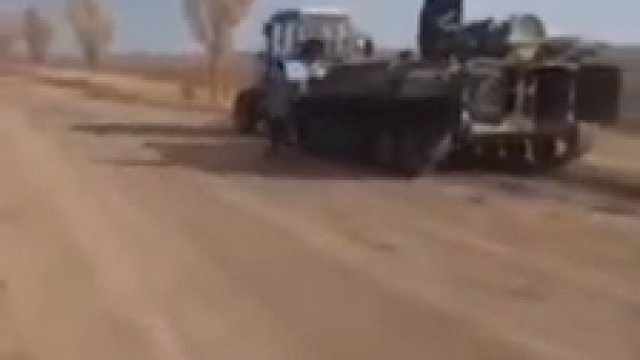 Rolnik holuje rosyjski pojazd BMP