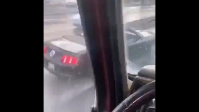 Kierowca kabrioletu dostał przypomnienie, że warto zamknąć dach w czasie deszczu
