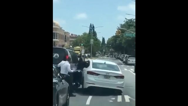 Kierowca próbował zmiażdżyć samochodem gościa, który go zaatakował