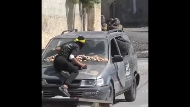 Palestyńczycy walczyli kamieniami przeciwko uzbrojonym w karabiny żołnierzom [WIDEO]