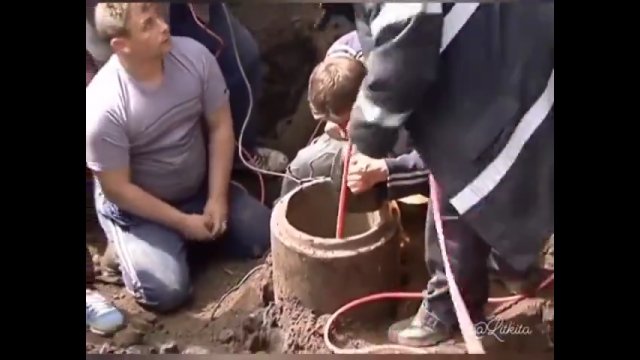 Z chłopca stał się mężczyzną. Na ochotnika wszedł do głębokiej studni [WIDEO]