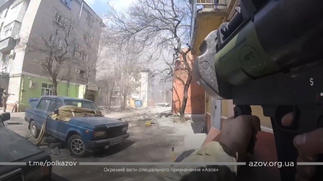 Niszczenie granatnikiem rosyjskiego transportera - nagranie z widoku żołnierza Azov