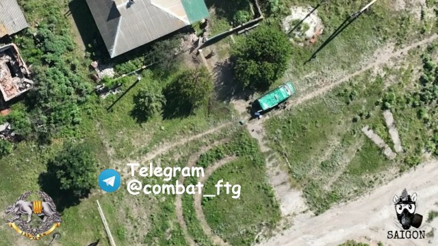 Ukraiński dron zrzuca granat na dużą grupę rosyjskich żołnierzy