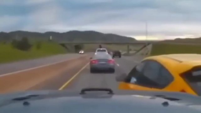 Kierowca osobówki próbował wymusić ubezpieczenie