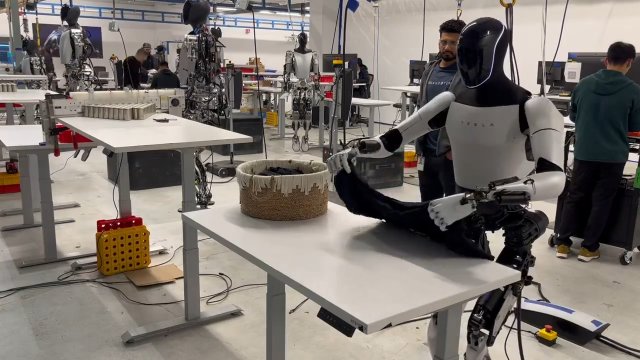 Elon Musk prezentuje robota. Optimus składa już ubrania [WIDEO]