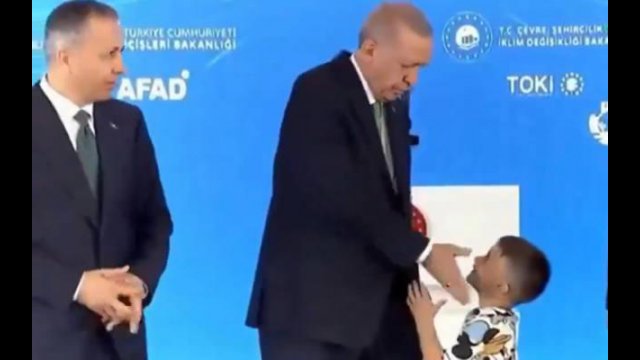 Erdogan spoliczkował chłopca. Dziecko nie chciało pocałować jego dłoni