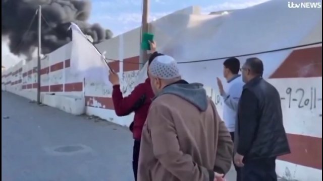 Snajper zabija Palestyńczyka z białą flagą na oczach kamer [WIDEO]