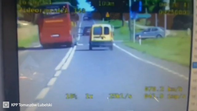 Kierujący autokarem Ukrainiec wyprzedzał na skrzyżowaniu i przejściu dla pieszych [WIDEO]