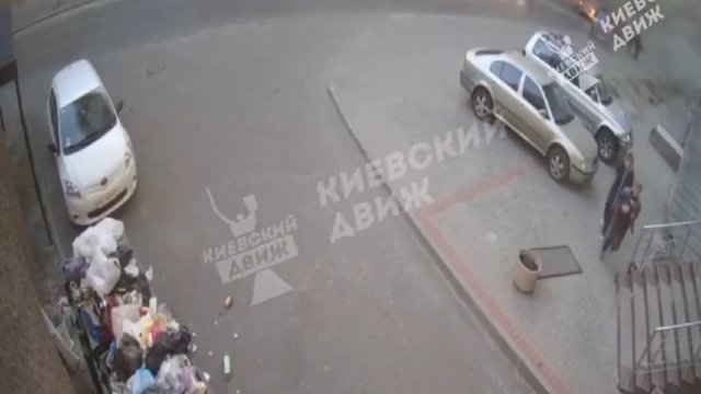 Dokładny moment, w którym rosyjski pocisk manewrujący uderza w budynek mieszkalny w Kijowie