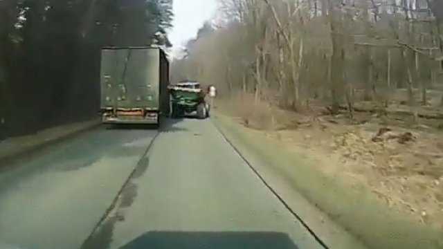 Ciężarówka wyprzedzała traktor, ale kierowca źle obliczył niezbędną odległość