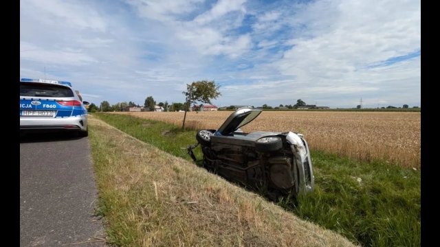 Dachowanie na prostej drodze. Jest nagranie, włos się jeży na głowie